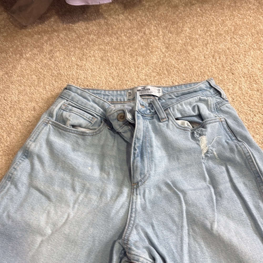 Hollister Curvy High Rise Mom Jean 
size 7R
Light wash - Picture 4 of 7